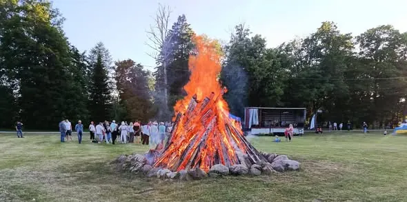 Suur jaanilõke Lasila külaplatsil