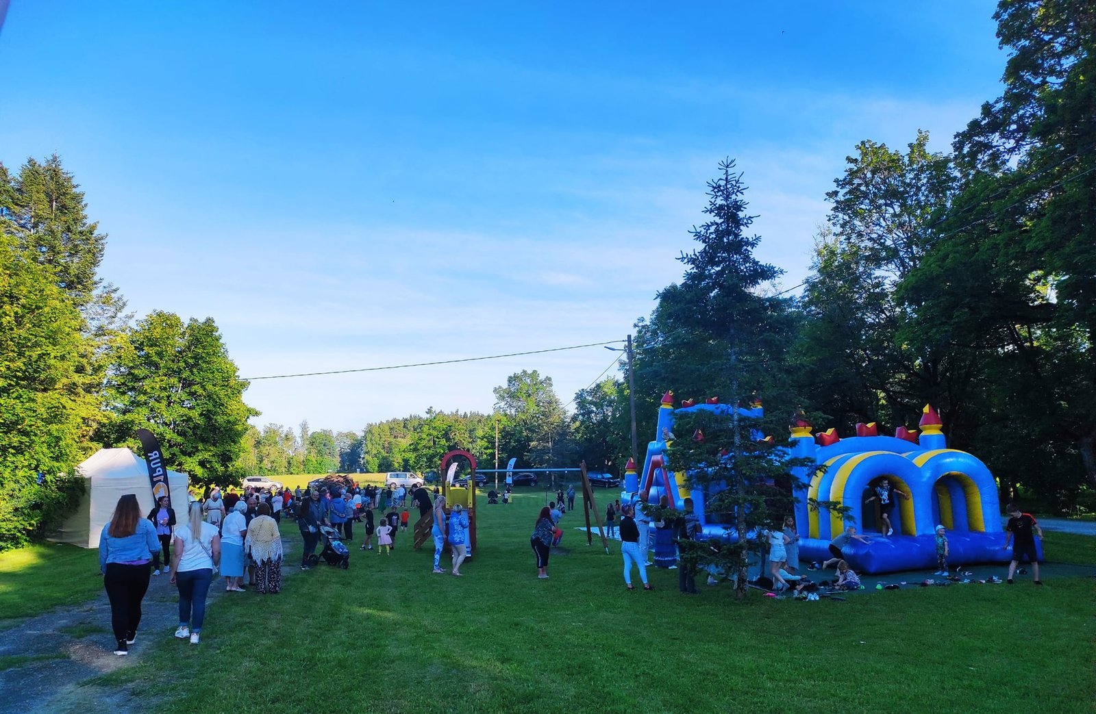 Jaanipäeva melu Lasila külaplatsil