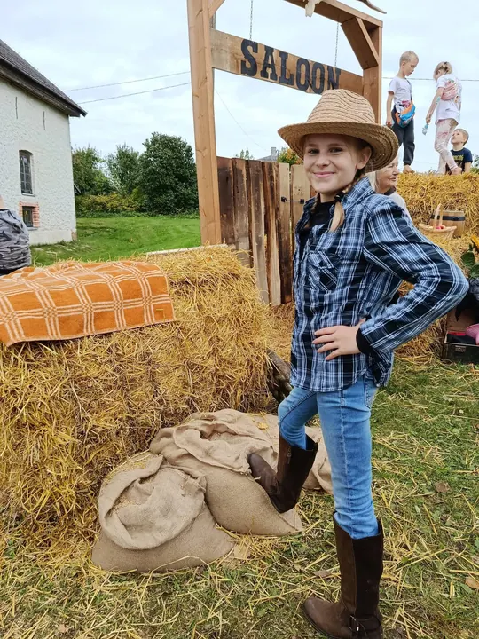 Väike kauboi heinapallide juures
