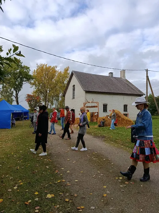 Rahvas koguneb Lasila Kuivatise ette